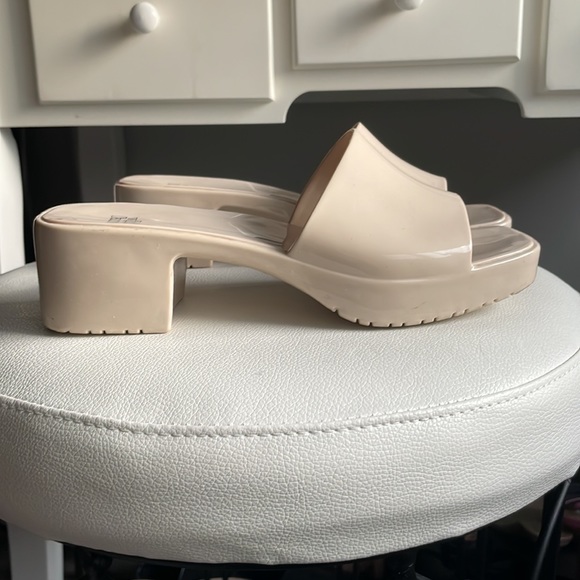 Patent shoes fits as size 7 1/2 - Picture 3 of 4